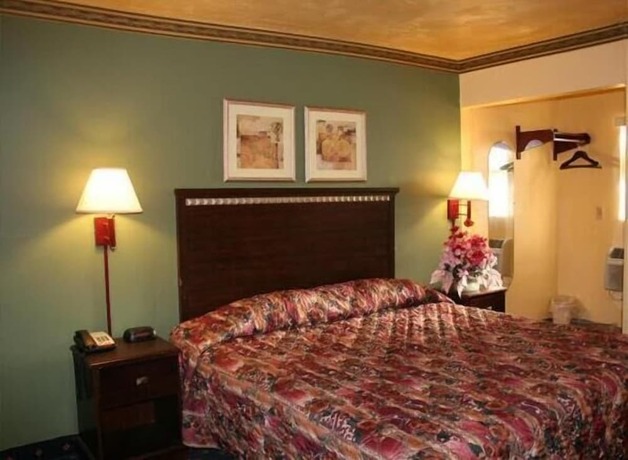 Plaza Travel Inn - photo 2