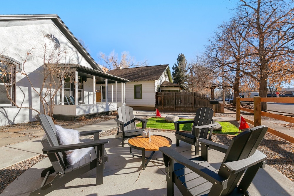 Old Town Retreat w Hot Tub Perfect for Groups in Fort Collins, United States