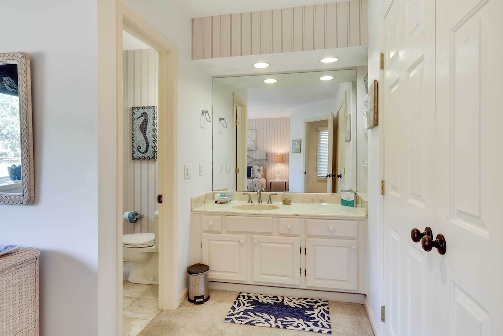 Hilton Head Resort Condo w Pool Access - photo 16