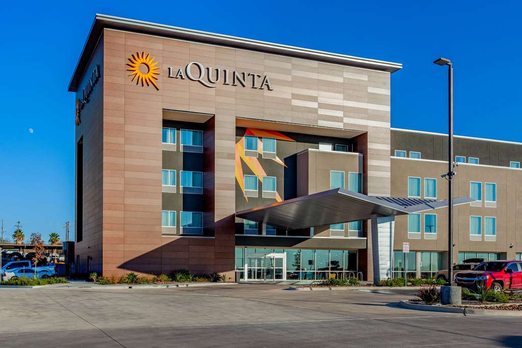 La Quinta Inn & Suites by Wyndham San Antonio Alamo City - featured photo
