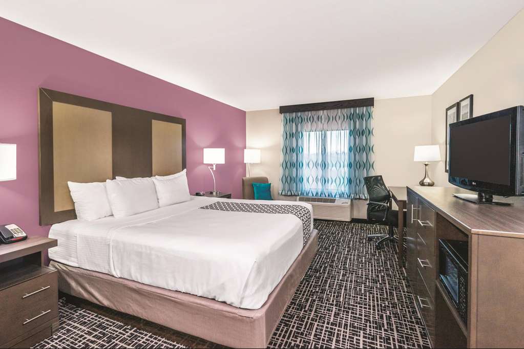 La Quinta Inn & Suites by Wyndham Loudon - photo 27