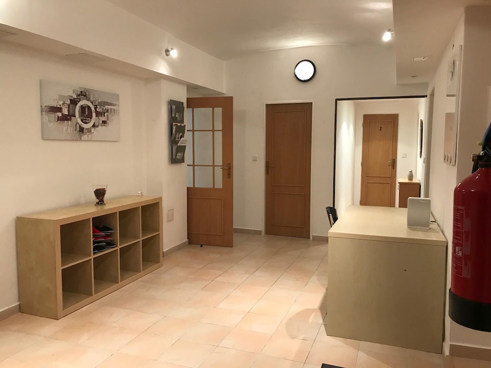3 Bed Flat Sleeps 20 Smoking room Wifi — 4-Star Luxury Hotel in Prague, Czech Republic