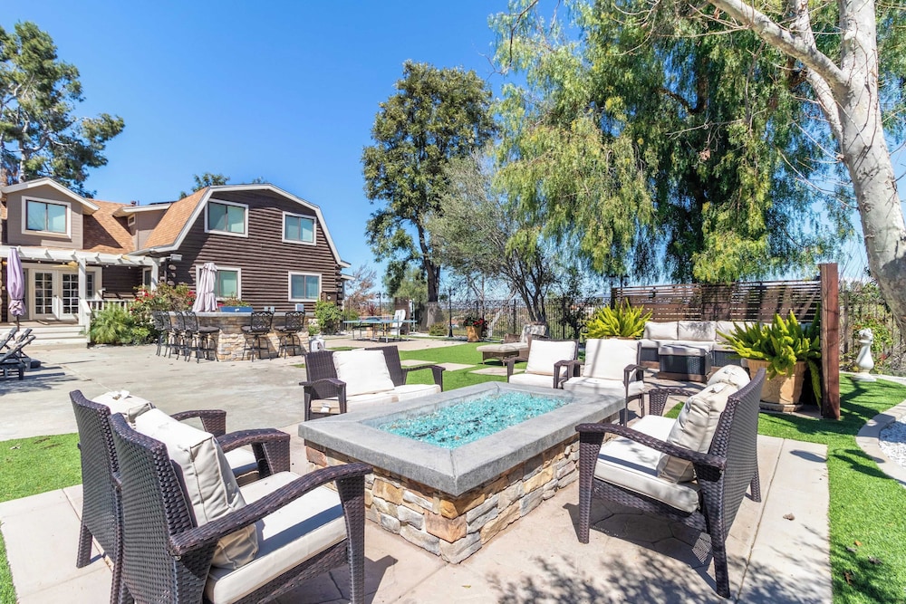 Chateau Syrah by AvantStay Picturesque Estate w Pool Hot Tub Table Tennis Pool Table New Pickleball Court Basketball hoop - photo 45
