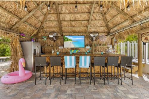 Blue Heron fish boat wine dine relax repeat — 4-Star Luxury Hotel in Bokeelia, United States