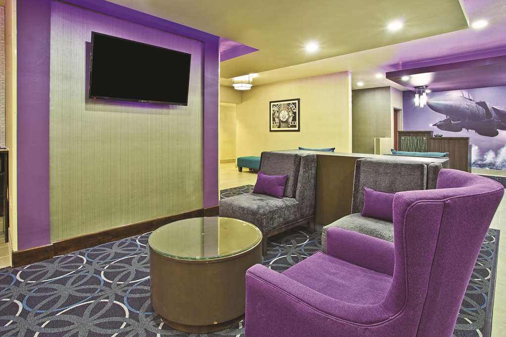 La Quinta Inn & Suites by Wyndham Fairborn Wright Patterson - photo 5