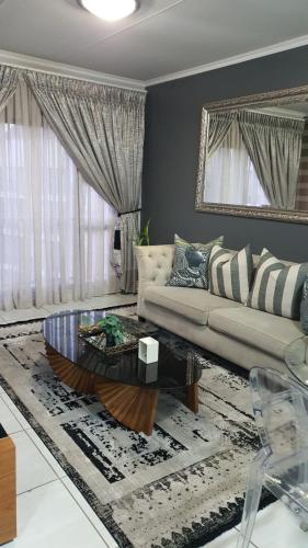 URlyfstyle Apex Executive 8min to Mall of Africa — 4-Star Luxury Hotel in Midrand, South Africa