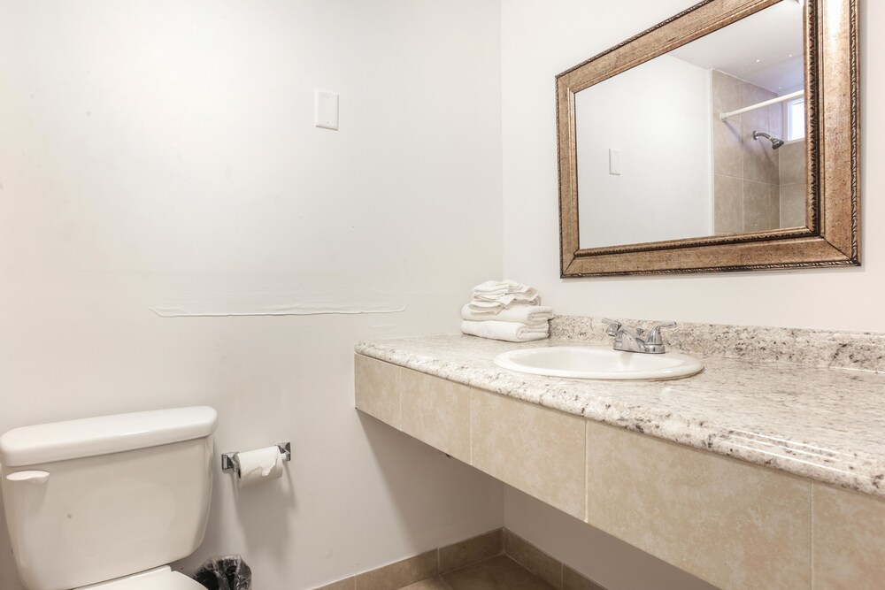Camelot Waterfront Inn - photo 32