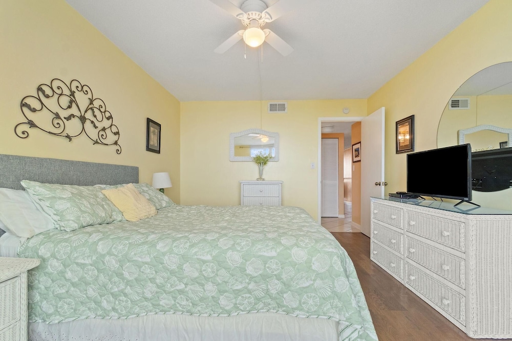 Romar Tower 5A by Vacation Homes Collection - featured photo