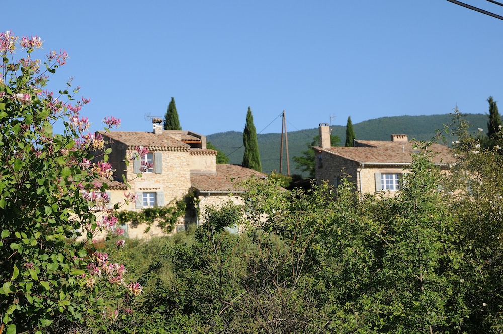 Le Jas De Peguier — 4-Star Luxury Hotel in Volonne, France