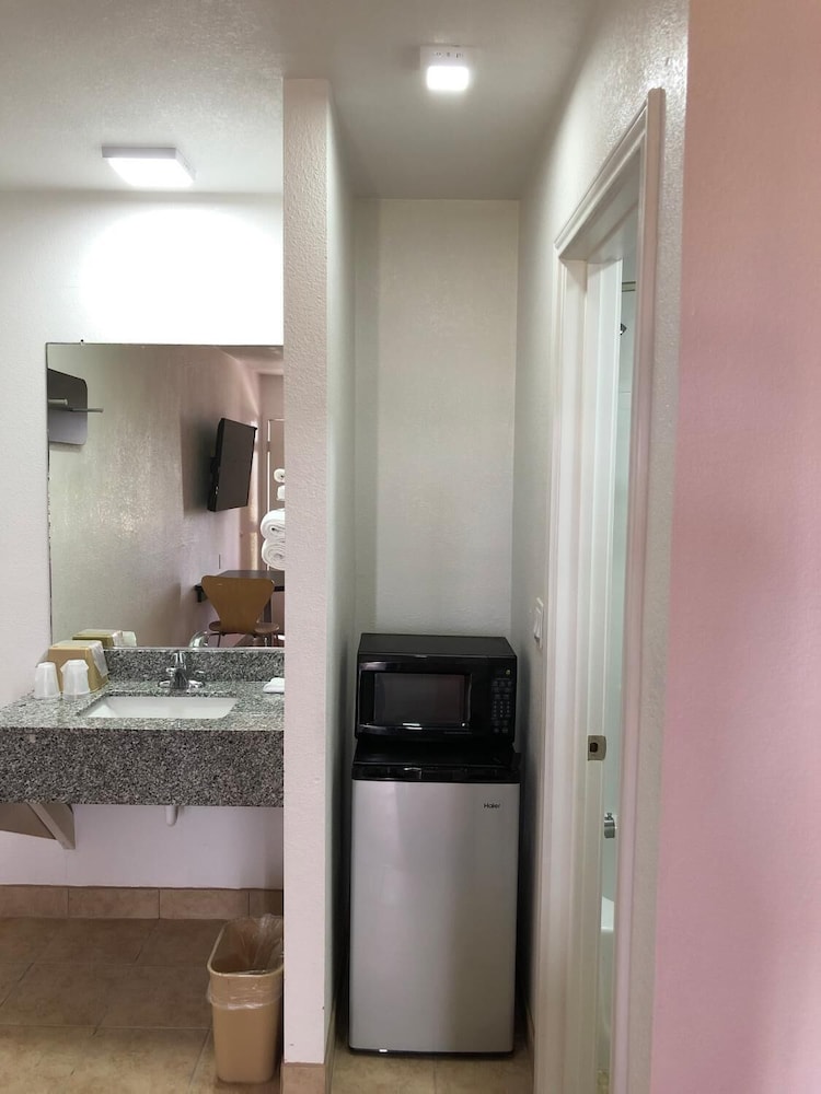 Motel 6 Clute TX - photo 8