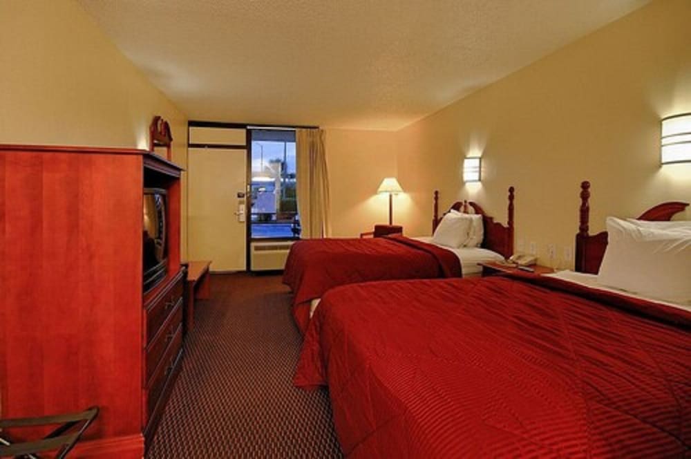 Super 6 Inn Suites - photo 19