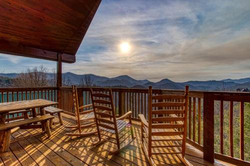 Mountains 4 Miles Panoramic Views Hot Tub & Fire Pit near Pigeon Forge - photo 25