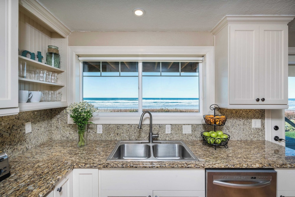 Blue Starfish by Avantstay Ocean Views & Direct Cannon Beach Access - photo 11