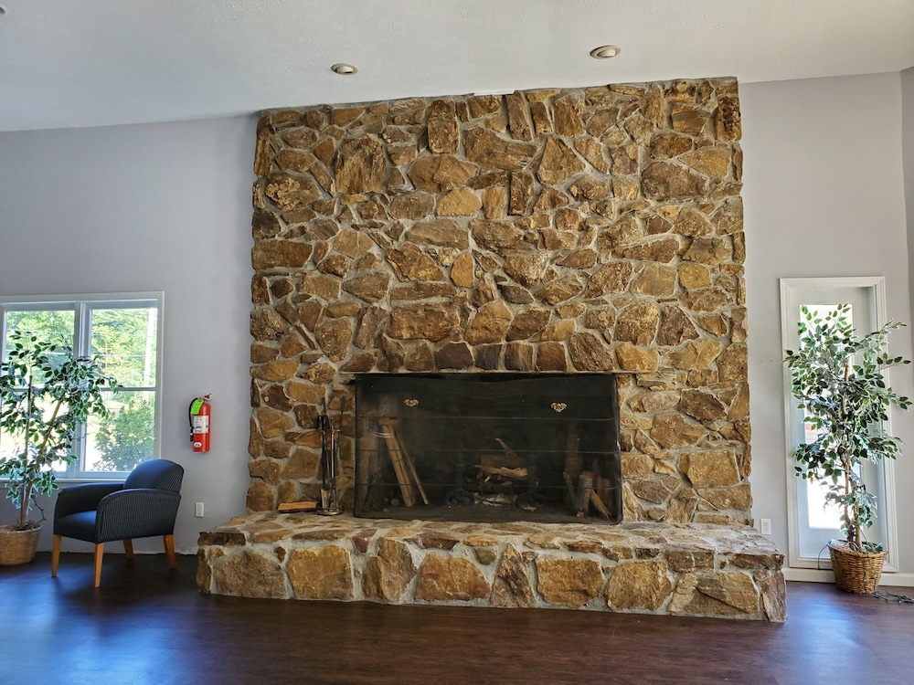 The University Inn - photo 7