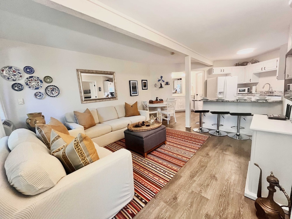 Windmill Cottage at Abbey Springs Near Lake & Shops — 4-Star Luxury Hotel in Fontana, United States