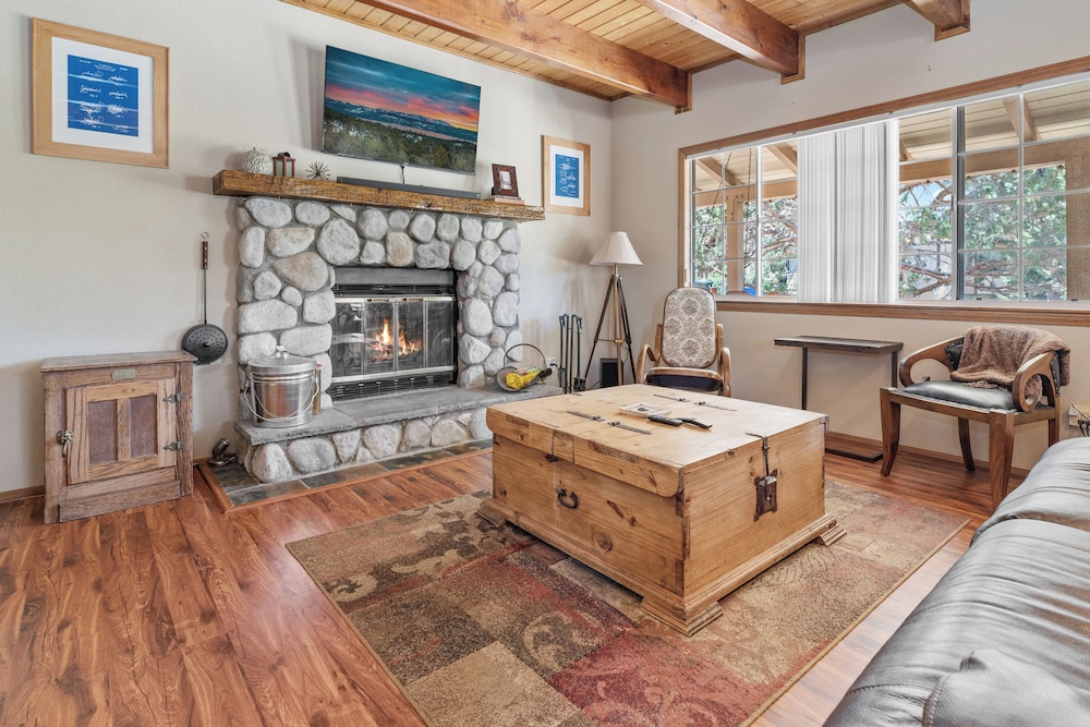 Hikers Haven Only steps to the National Forest and trails — 4-Star Luxury Hotel in Big Bear City, United States