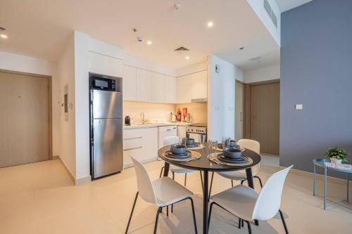 Daniels 1BR at Creek Horizon with Park View — 4-Star Luxury Hotel in Dubai, United Arab Emirates