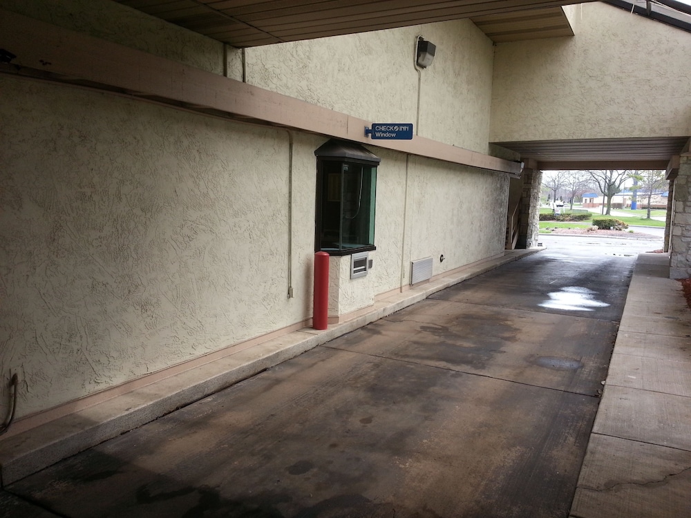 Days Inn & Suites by Wyndham Monroe - photo 20