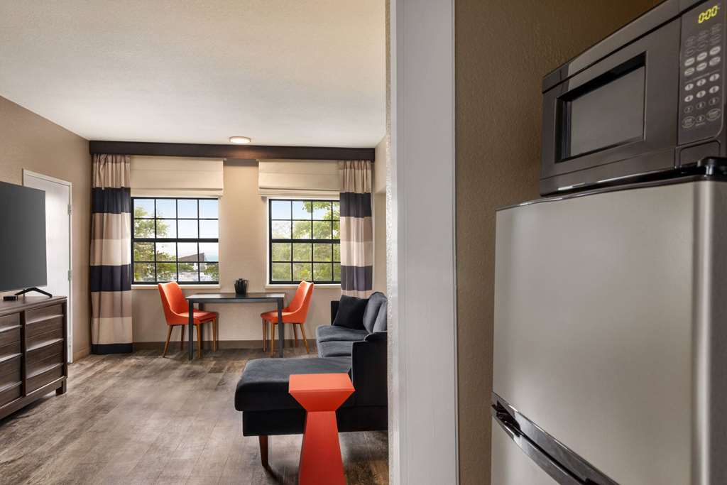 Ramada by Wyndham Albuquerque Airport - photo 38