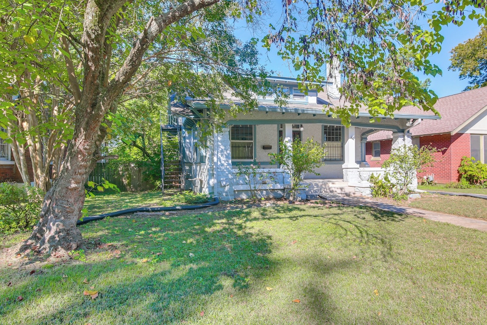 Midtown Duplex 1 Mi to Memphis Zoo & Overton Park in Memphis, United States