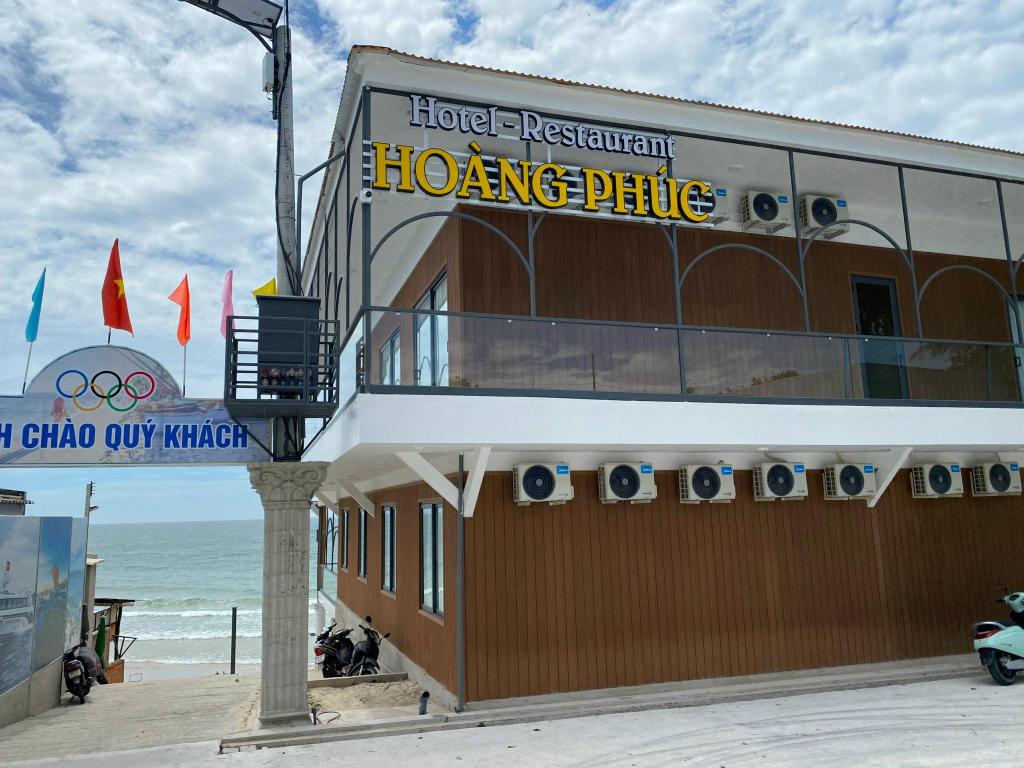 Khách sạn Nhà hàng Hoàng Phúc in Lien Huong, Vietnam