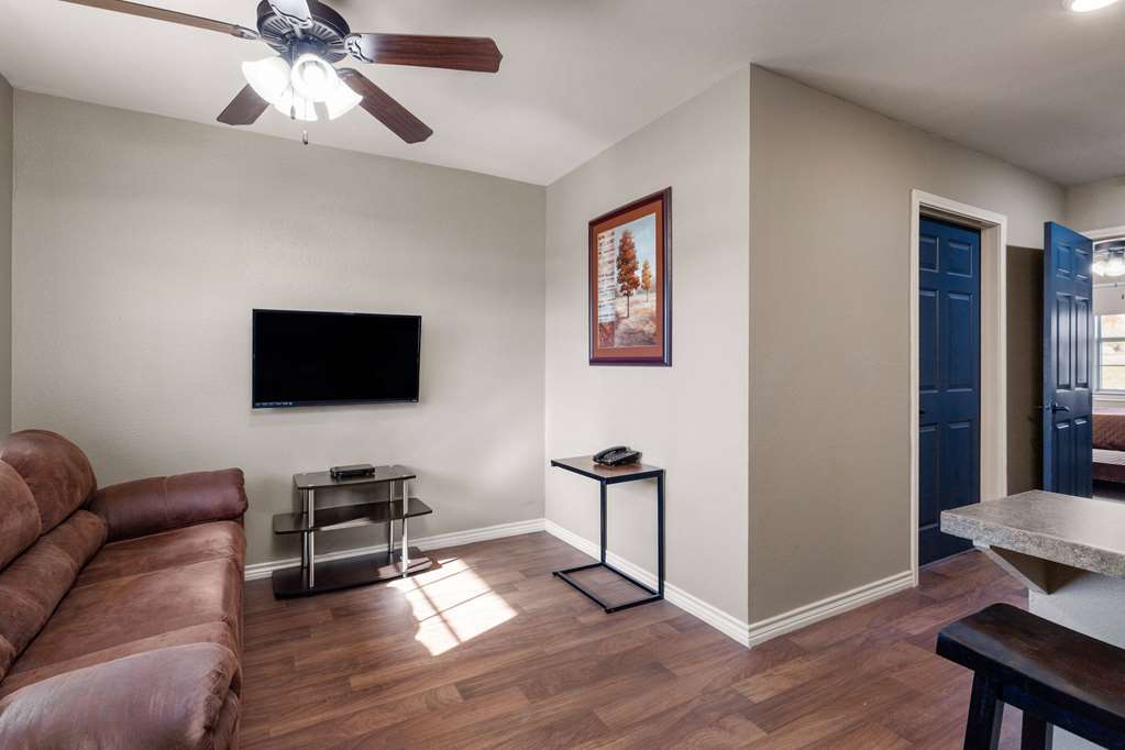 Eagle's Den Suites Kenedy a Travelodge by Wyndham - photo 21