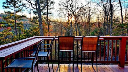 Mountain Mist Secluded Cabin MTN View Hot Tub — 4-Star Luxury Hotel in Sevierville, United States