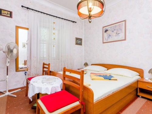 Guest House Ivana Two Bedroom Apartment with Garden