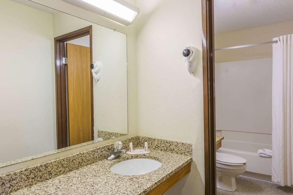 Super 8 by Wyndham East Stroudsburg Poconos - photo 9