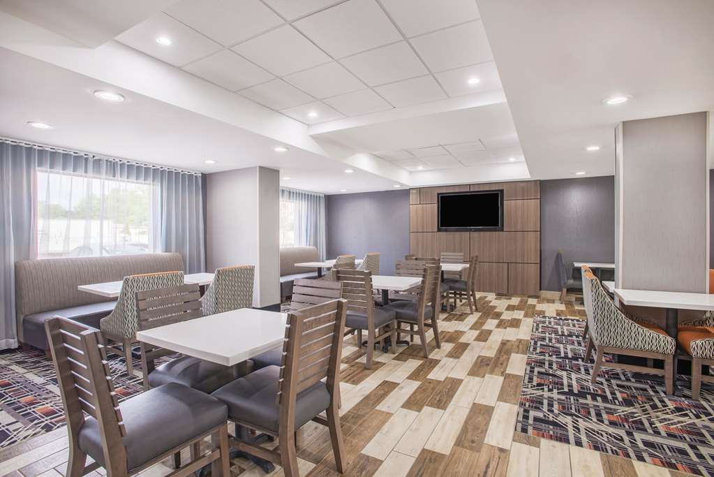 La Quinta Inn & Suites by Wyndham DC Metro Capital Beltway - photo 82