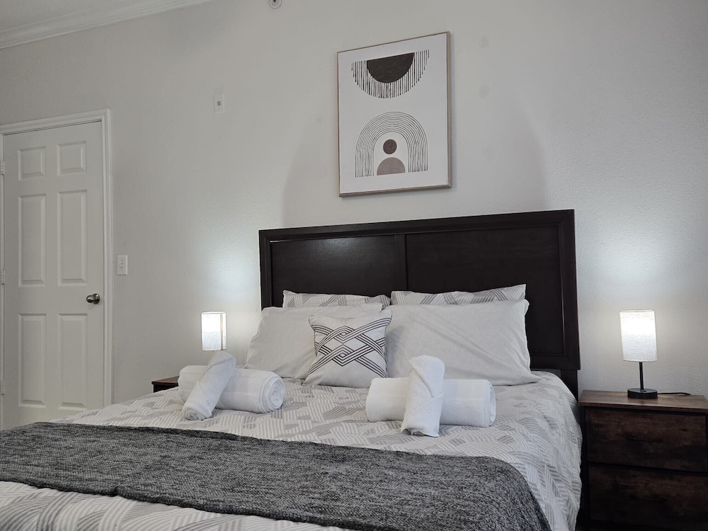 Apartment Sleeps 5 Pool Parking Gym — 4-Star Luxury Hotel in Houston, United States