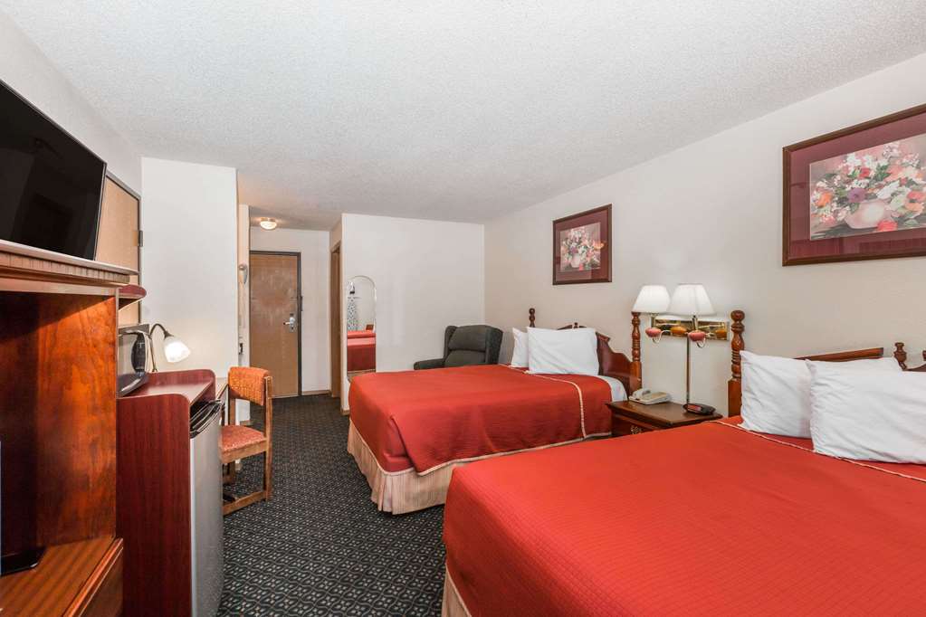 Howard Johnson by Wyndham Wichita Airport - photo 4