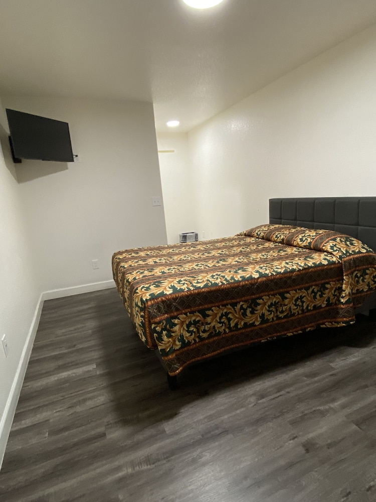 Lucky Cuss Motel - photo 5