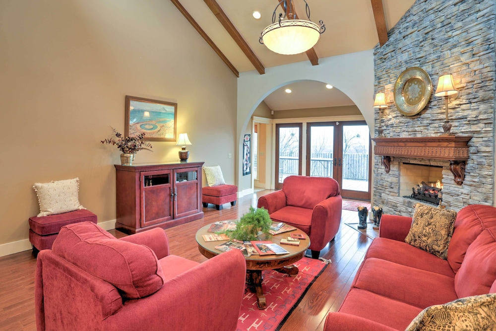 Beautiful Central Fayetteville Townhome with Views — 4-Star Luxury Hotel in Fayetteville, United States