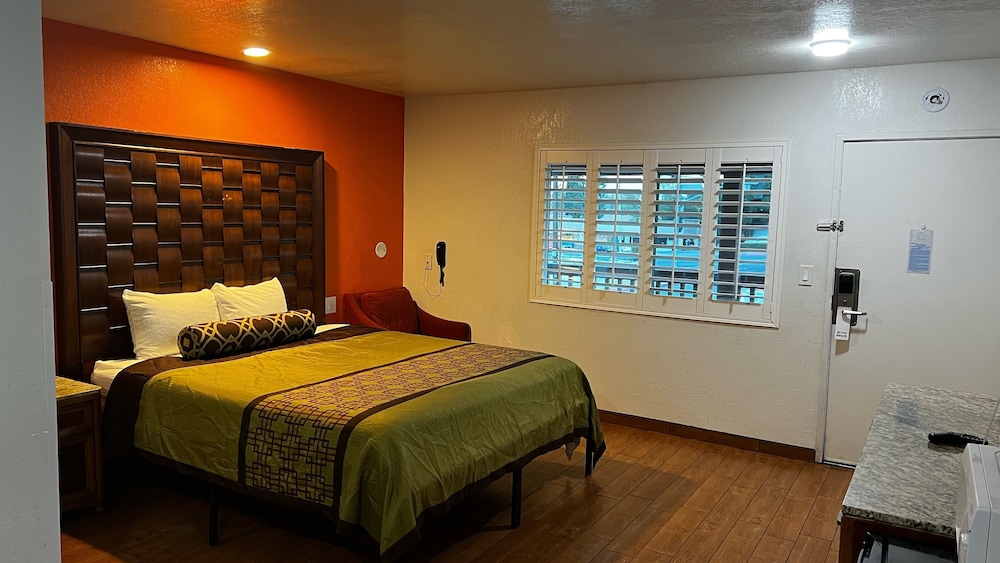 New American Inn and Suites - photo 7