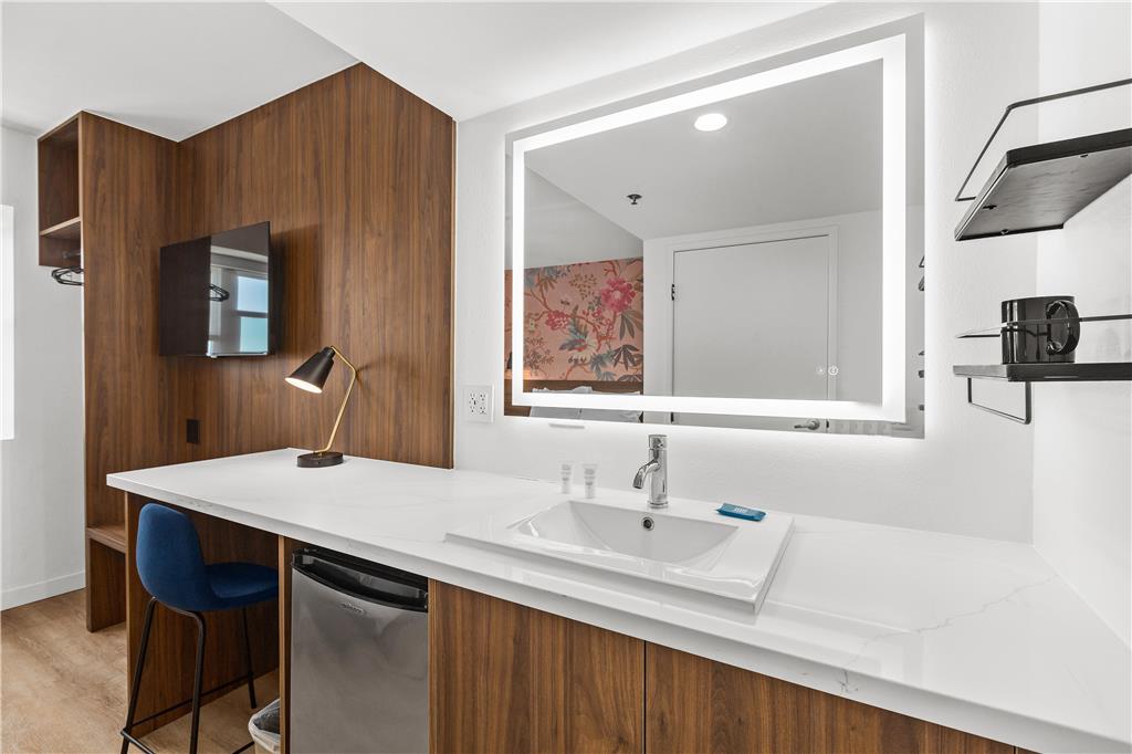 Uptown Inn by Vantaggio Limited Service Apart Hotel - photo 17