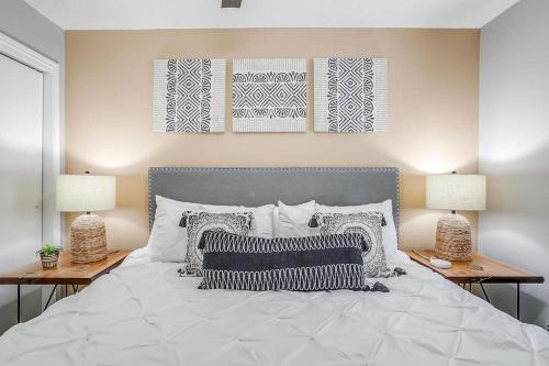 King Bed WiFi Washer Dryer 4K TVs Pets Allowed — 4-Star Luxury Hotel in Arlington, United States
