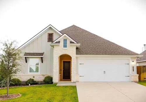 Luxury Home Near Kyle Field & Expo Center — 4-Star Luxury Hotel in Bryan, United States