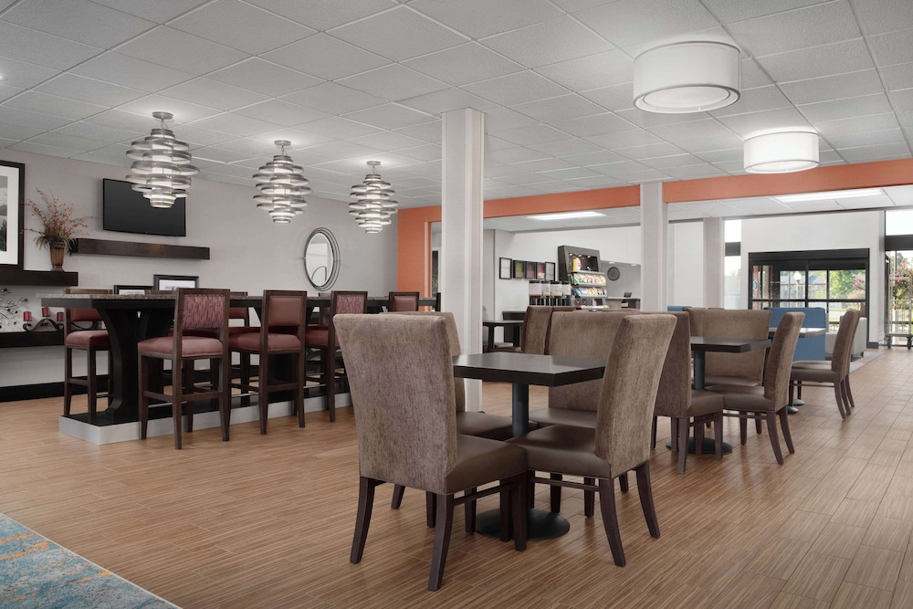 Hampton Inn Russellville - photo 41
