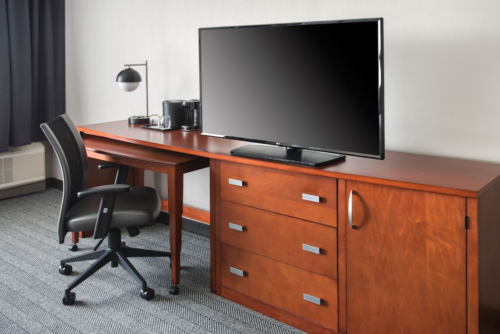 Courtyard by Marriott Philadelphia Plymouth Meeting - photo 10