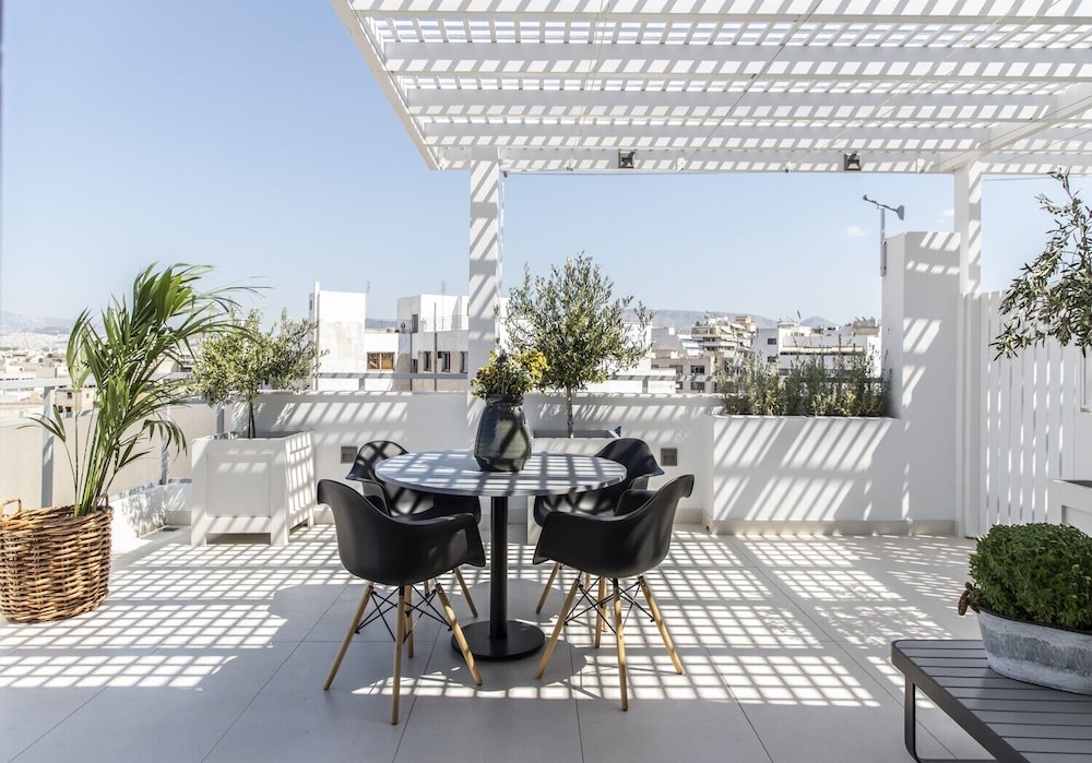 Gallery Suites & Residences Piraeus - carbon neutral hotel in Piraeus