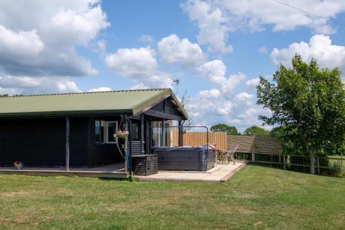 Ash Lodge Exclusive Lodge with Hot Tub and stunning views — 4-Star Luxury Hotel in Bridport, United Kingdom