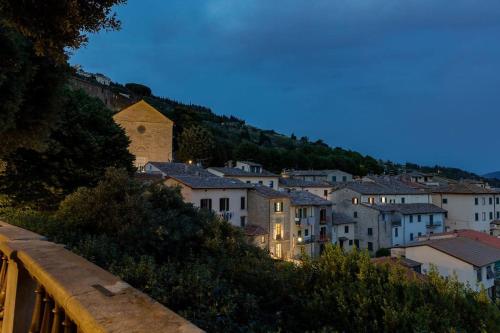 Casa Bel Tramonto con giardino privato a Cortona — 4-Star Luxury Hotel in Cortona, Italy