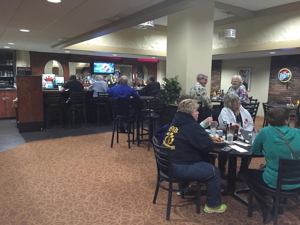 Airport Plaza Inn and Conference Center - photo 14