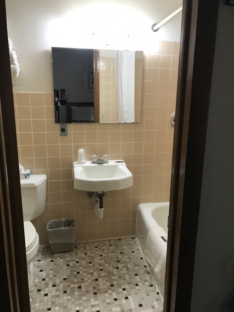 Colonial Inn Dyersville - photo 34