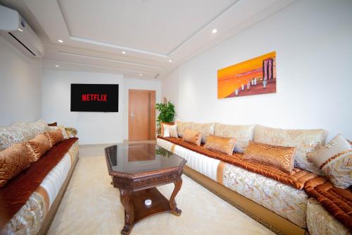 Modern Verblijf met 2 Aircos 3 TVs 24u Parking en Lift — 4-Star Luxury Hotel in Tangier, Morocco