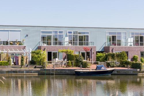 Nautic Rentals Marinapark Oude Tonge — 4-Star Luxury Hotel in Oostvoorne, Netherlands