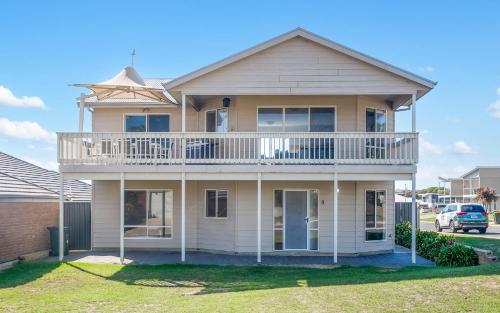 Rocks Beach House Victor Harbor — 4-Star Luxury Hotel in Hayborough, Australia
