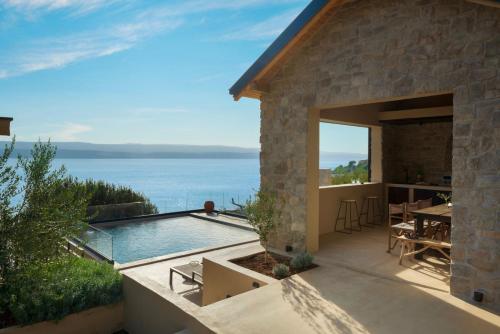 Luxauthentic villa with heated pool SALT STONE sauna jacuzzi gym outdoor kitchen with bbq — 4-Star Luxury Hotel in Omis, Croatia