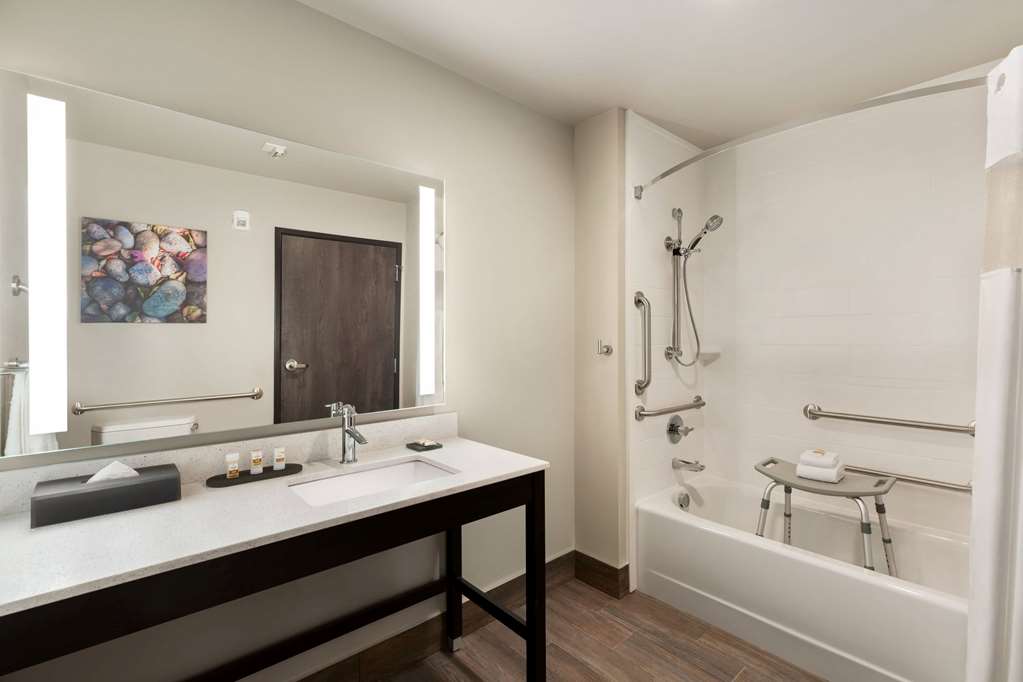 La Quinta Inn & Suites by Wyndham Burlington - photo 21